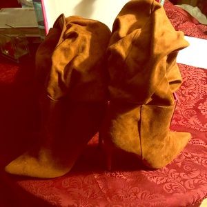 Boots with skinny heel